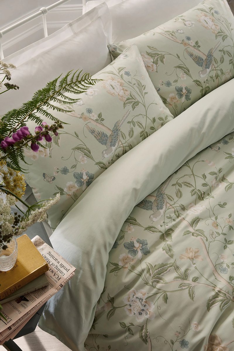 Laura Ashley tweet media
