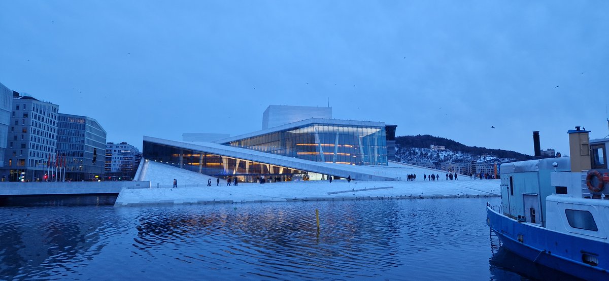 ToallaPlanchada's tweet photo. Hace suficiente frío para que todas las calles estén heladas, pero la falta de viento amenizan el día. 

Mi anfitrión es un arquitecto serbio afincado en Noruega, me lleva a ver un edificio nuevo junto al puerto, una biblioteca que dice que tengo que ver sí o sí. https://t.co/TzbB0dKQXV