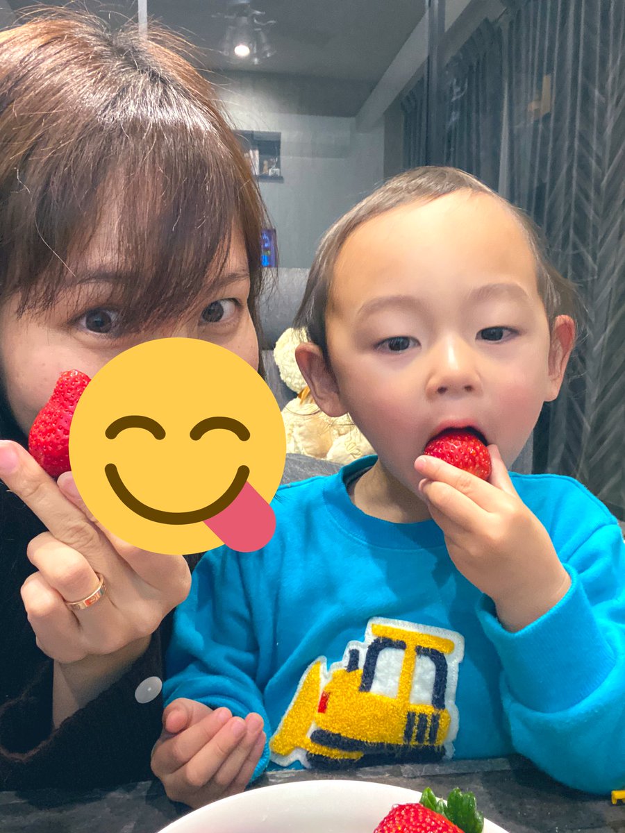 yomemaou's tweet photo. あゆタロさんみほたんありがとうございます〜🍓🍓🍓！！！！！！美味しい〜〜〜💖💖💖
(食べ終わる頃には青いトレーナーの襟ぐりは紫になってました😇💜) https://t.co/0kSeoEaLoM