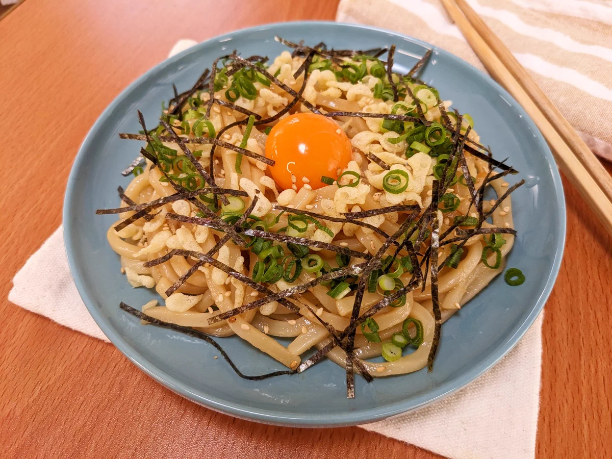 簡単なのに美味しい！やみつきになる「天かす油うどん」。