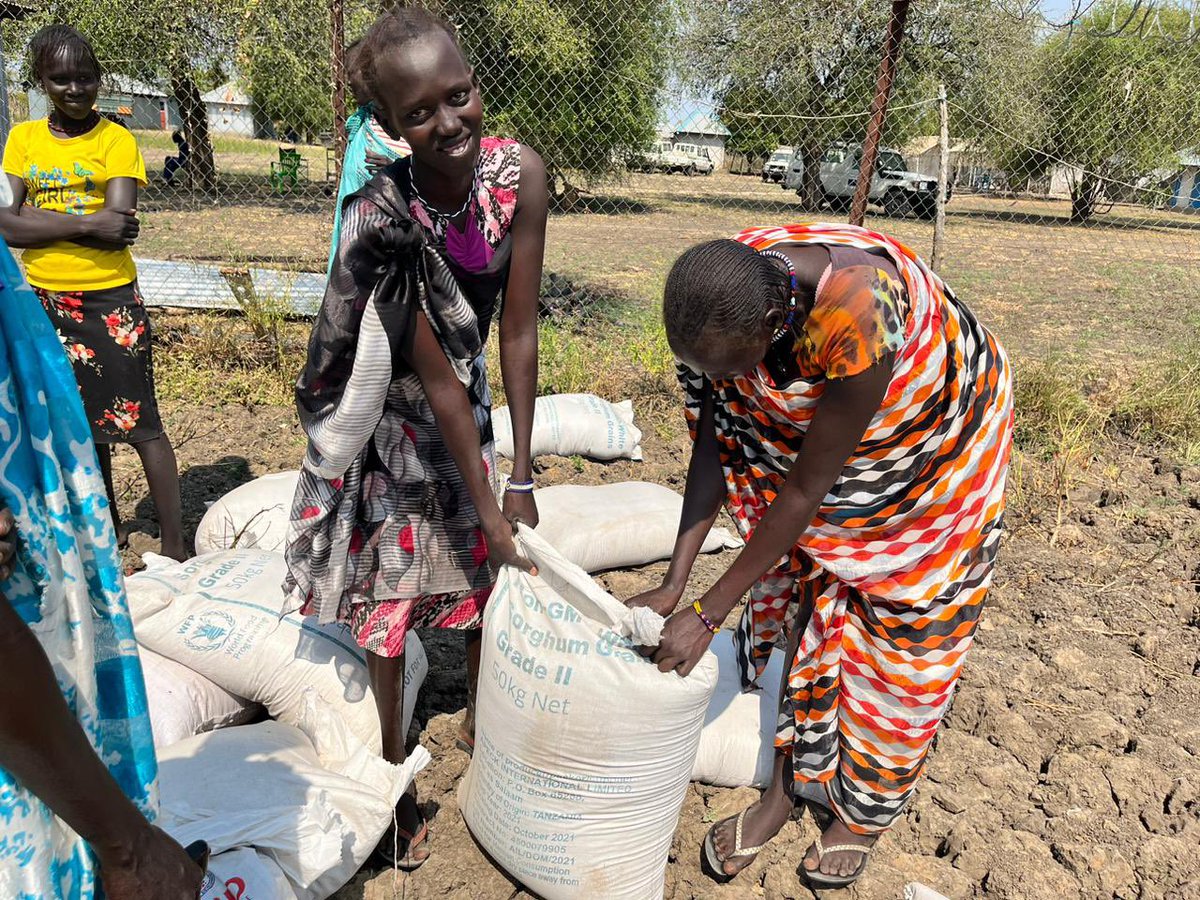 WFP_SouthSudan's tweet photo. Thousands of people have been displaced after the recent violent clashes in Pibor.

Together with our partner @CatholicRelief, @WFP is responding with food assistance and has already distributed food to more than 2400 people.

#SouthSudan #SSOT https://t.co/cmmbyLZQCE