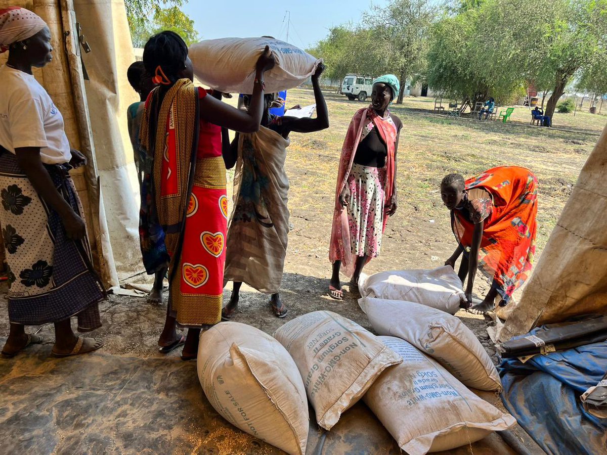 WFP_SouthSudan's tweet photo. Thousands of people have been displaced after the recent violent clashes in Pibor.

Together with our partner @CatholicRelief, @WFP is responding with food assistance and has already distributed food to more than 2400 people.

#SouthSudan #SSOT https://t.co/cmmbyLZQCE