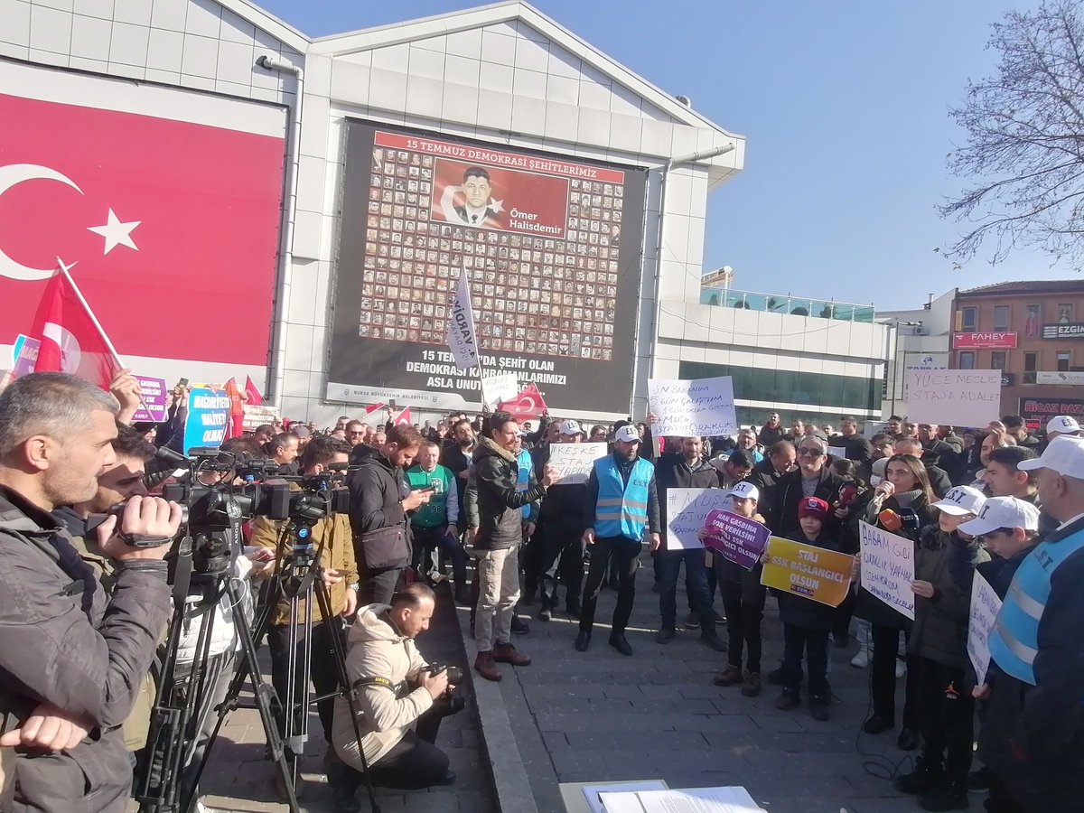nurhayataltaca's tweet photo. EYT dışı bırakılan staj ve çıraklık mağdurlarının Şehreküstü'nde gerçekleştirdiği basın açıklamasındayız. Haklılar, hakları teslim edilmeli. https://t.co/W56vW7WrX7
