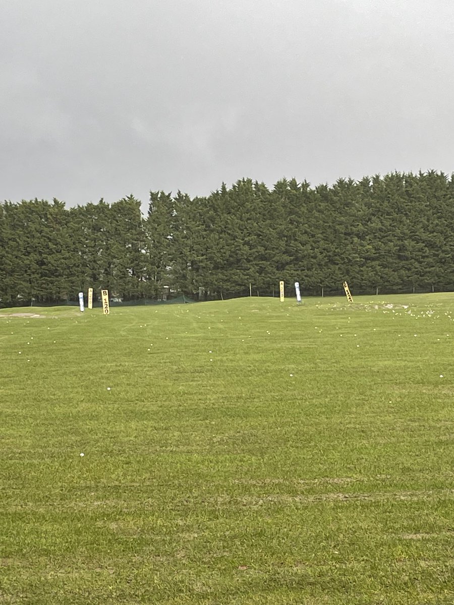 hackergolfer's tweet image. The joy of winter practice ⁦@TheDownshireGC⁩ Some solid work on strike and shots from 70-120 yards so feel like progress. If you don’t put the work in why would you expect to improve and become consistent