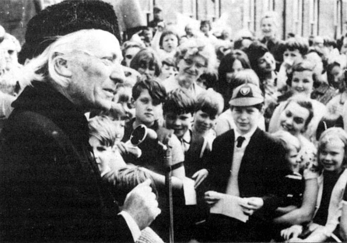 William Hartnell meeting fans and children.#WilliamHartnell #DoctorWho