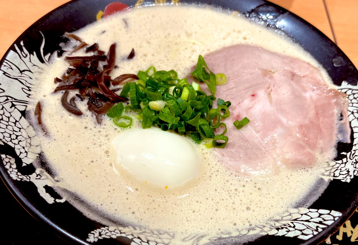 そういやめっちゃ時差で飯テロするんですけど、年始に実家帰った時食べたラーメンが美味しかったです‼︎
なんやかんや豚骨ラーメンが好き🙆‍♀️
関東で魚介豚骨とかはよく見るけど、純粋な豚骨ラーメンってあんま見ん気がするのは気のせいかな…？