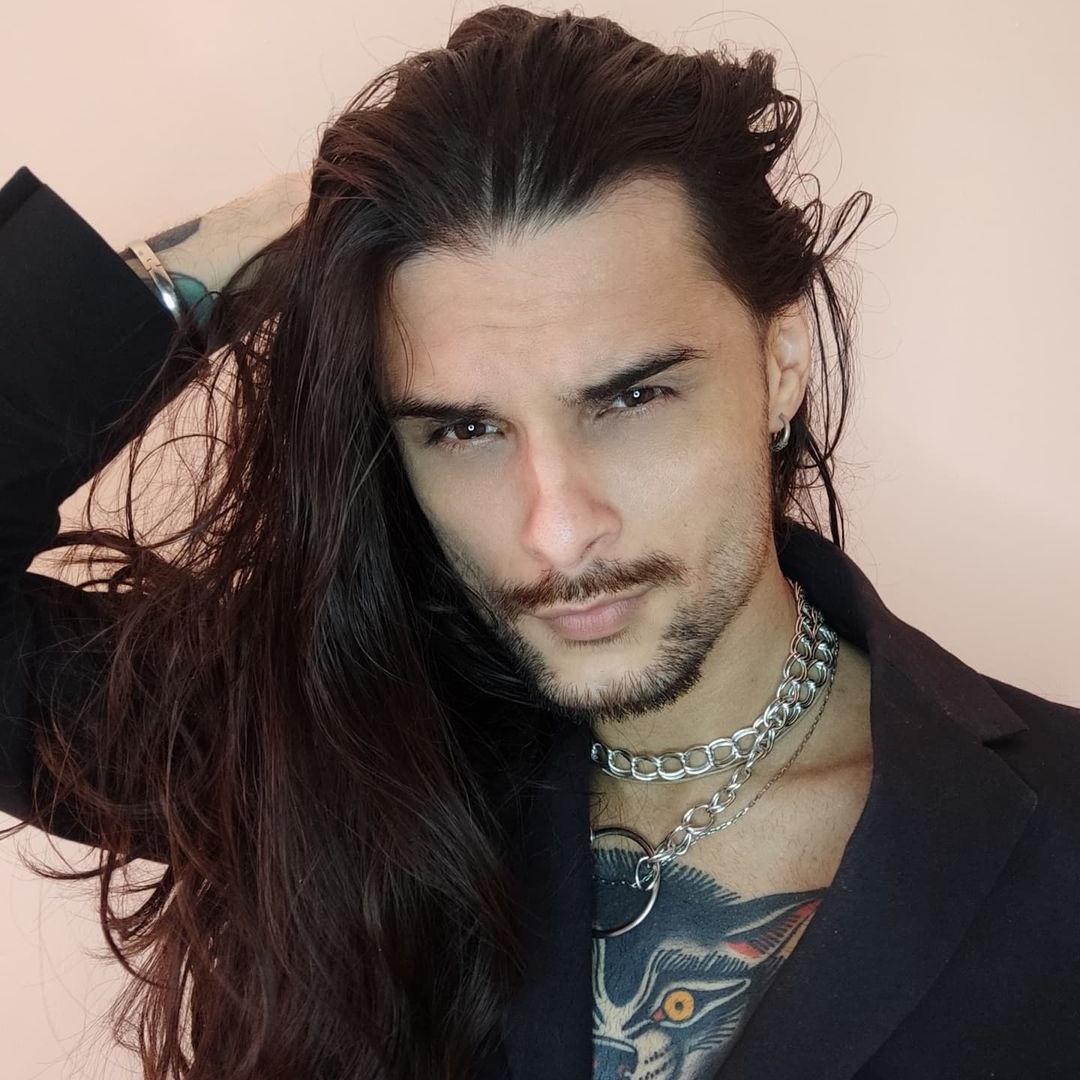 Como que deberia cortarme un poco el pelo.