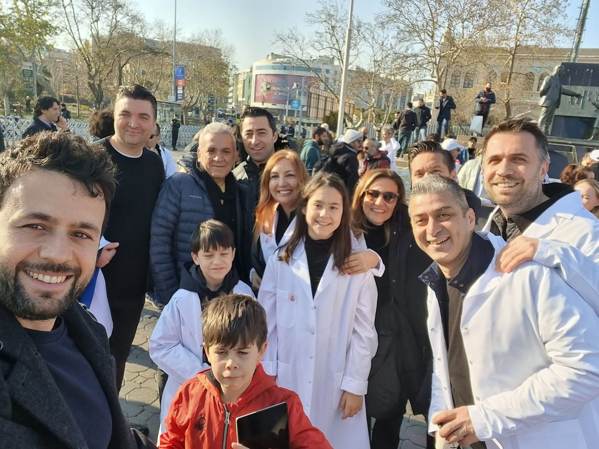 docdreerdogdu's tweet photo. Çoluk çocuk meydanlardayız...
#hekimlerneredeameliyatyapacak 
#HekimeKotayaHayır 
#6EkimYönetmeliğiGeriÇekilsin 
#hekimlerköledeğildirbakankoca https://t.co/MwBFtfm61e