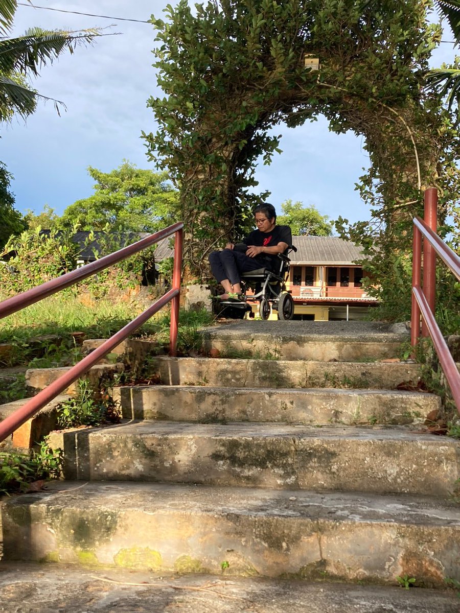 berttyih_als's tweet photo. Taking time to enjoy my first sunset for the year. I could not get a better view of the sunset due to my@mobility and space constraint at the place. Then a friend took a picture of me while reading my book. Enjoying the creation of God. #GodisGood #gratitude #EndingALS https://t.co/uiP7vtHPLb