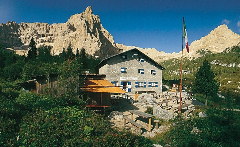 NuovaScintilla's tweet image. 8/1/23.Soccorsi in montagna.C'era anche un 41enne #cavarzerano tra i 4 #escursionisti che hanno chiesto aiuto ieri al 118 non riuscendo a proseguire verso il rifugio Vandelli(foto) (gruppo Sorapiss,Cortina): il cavarzerano e una 32enne trasportati in elicottero a Passo Tre Croci