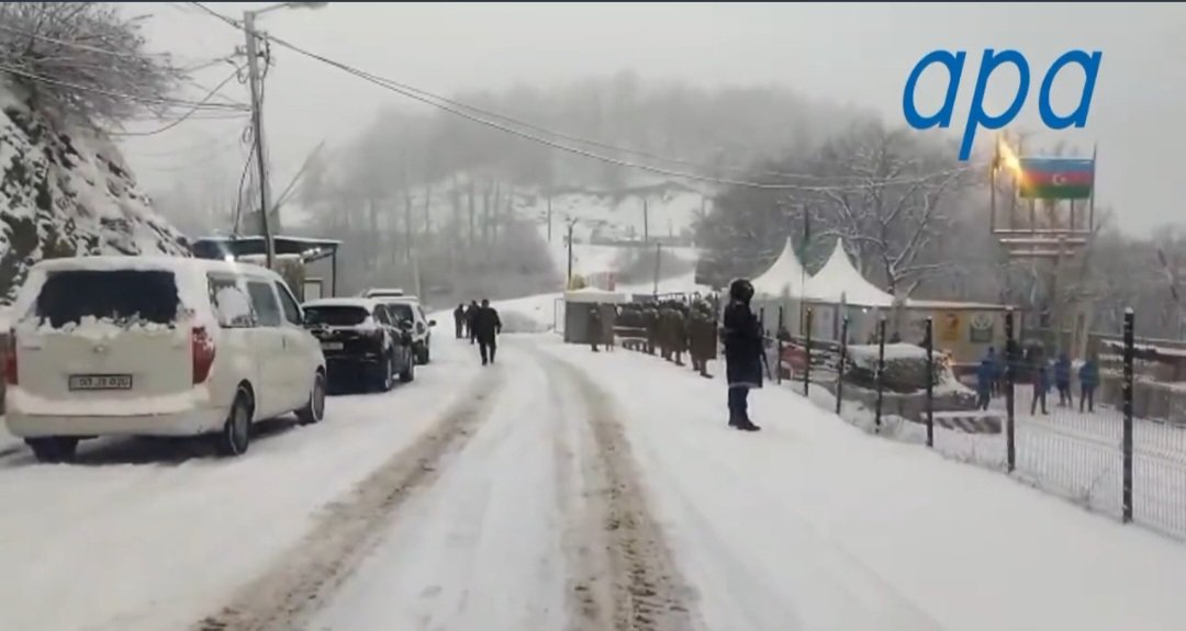 Avec les températures descendues à -10°, les pseudo-activistes écolos azéris sont partis se réchauffer à Bakou. A leur place : des soldats. Les masques sont tombés : le blocage du corridor de #Lachin (depuis 28 jours !!) est bien 1 acte de guerre contre les #Armeniens d'#Artsakh.