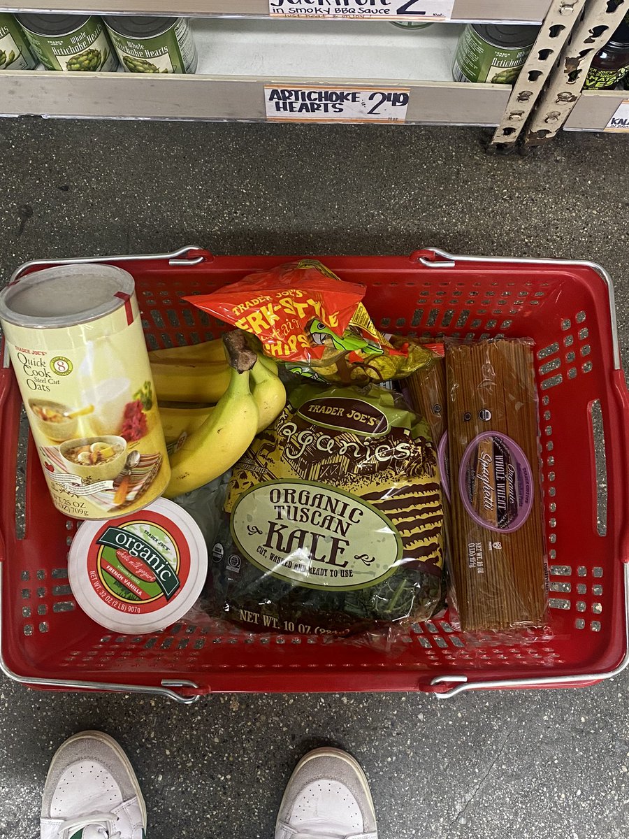 1210Kp's tweet photo. bought food at the supermarket.
今日のスーパーでのお買い物達。
オーガニックのものも普通のと変わらない値段で売ってたからそっちにした。ずっと探してたオートミールと全粒粉のパスタもget。そして私の好きな調味料もそしてヒマワリさん #LA #留学 https://t.co/C9L54IdsvN