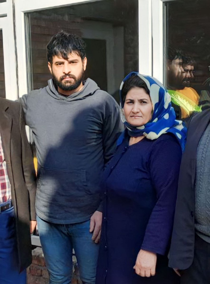 #رقیه_جلالی مادر #اقبال_فرجی یکی از بازداشت شدگان اعتراضات سراسری اخیر در شهر #ملکان، با انتشار ویدئویی ضمن ابراز بی خبری از وضعیت فرزندش، از مردم طلب استمداد کرد
#مهسا_امینی