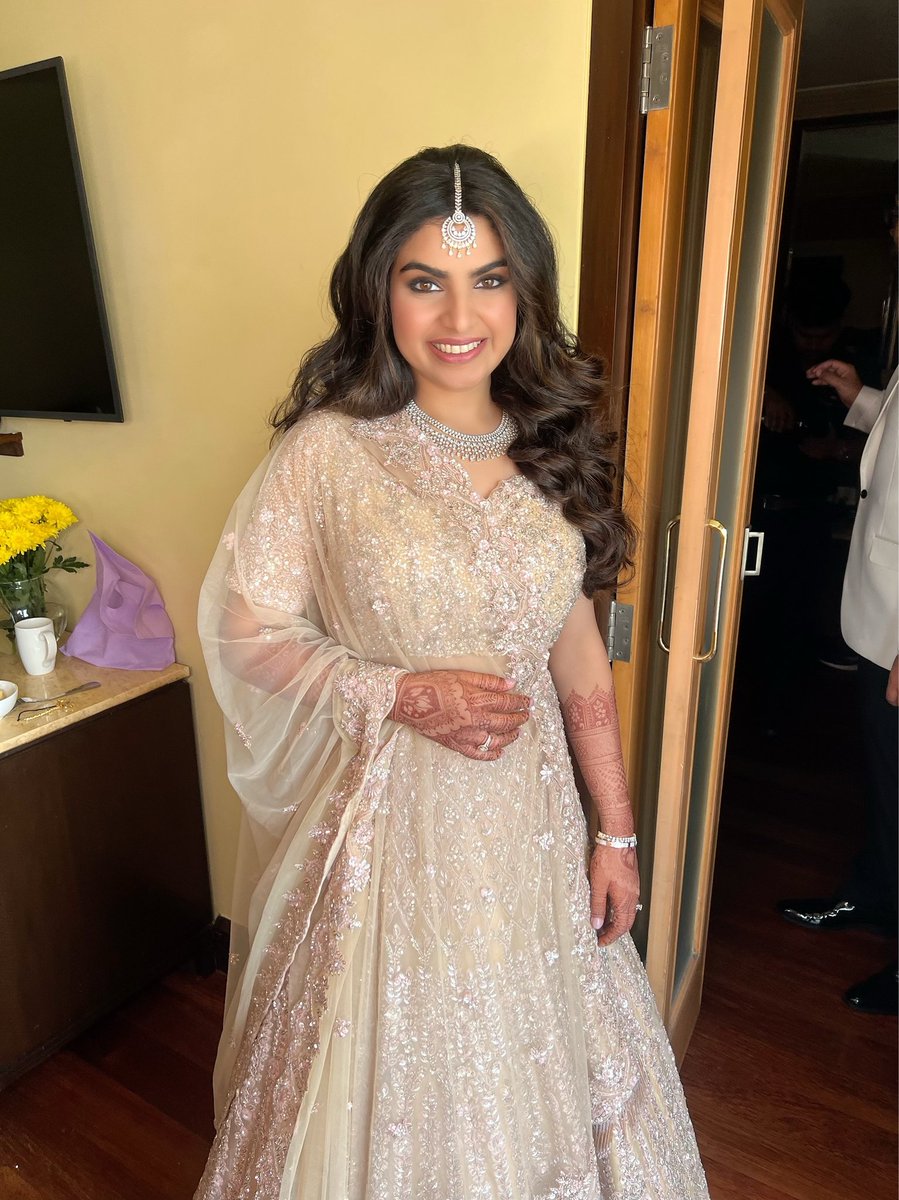 OjasRajani's tweet photo. Dazzling in that pink blush, rosy lips and shiny jewellery.
Makeup & Hair: @ojasrajani
#ojasrajani #ojasrajaniacademy #bridesofojasrajani #dazzling #beauty #weddinginspo #receptionbride #receptionmakeup #reception #weddingfunction #wedding #bride #bridalmakeupartist https://t.co/sKvtwbkda5