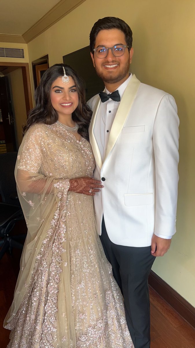 OjasRajani's tweet photo. Dazzling in that pink blush, rosy lips and shiny jewellery.
Makeup & Hair: @ojasrajani
#ojasrajani #ojasrajaniacademy #bridesofojasrajani #dazzling #beauty #weddinginspo #receptionbride #receptionmakeup #reception #weddingfunction #wedding #bride #bridalmakeupartist https://t.co/sKvtwbkda5