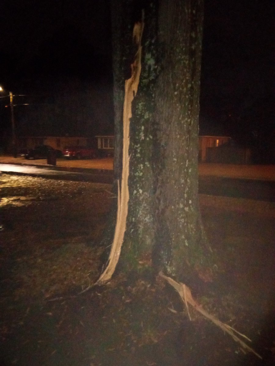 ashleymccall29's tweet photo. @mattdanielwx This lighting woke me and my family up at 3:40am this morning it was close to me and my husband room. https://t.co/7wWpVYBNf3
