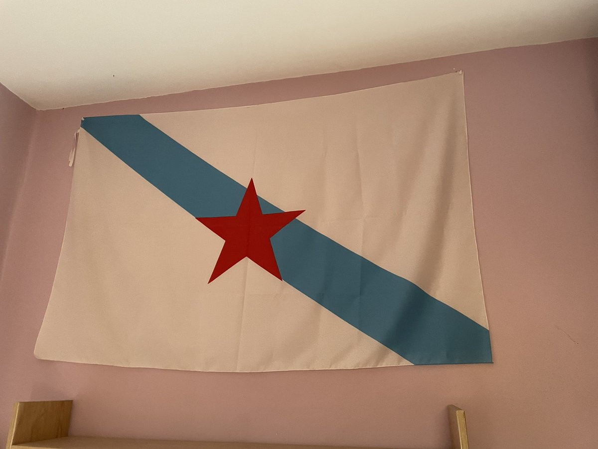 Vas durmir á casa dun tipo e ten isto enriba da cama, que fas?