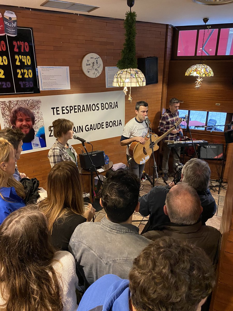 vitoriagasteiz's tweet photo. Gasteizko alkateak Borja Lazaroren desagerpena dela eta egindako kontzentrazioan eta kontzertuan izan da.

El alcalde de #VitoriaGasteiz asiste al concierto y concentración con motivo de la desaparición de Borja Lázaro hace 9 años #teesperamos https://t.co/EbaMHxys4n
