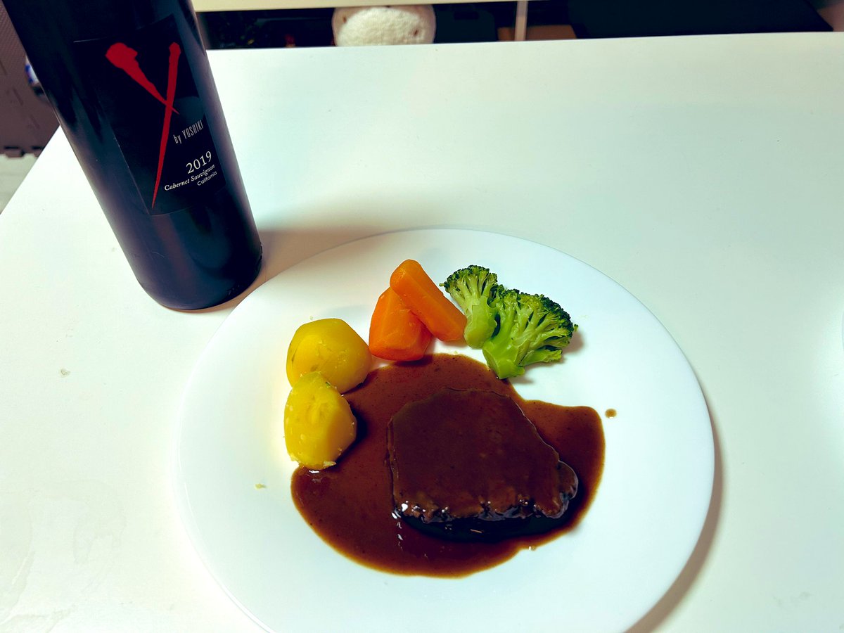ru_syow's tweet photo. yoshikiのワインと共に🍷
今回は牛タンシチュー＾＾
初めて納得いくものができた！

お誕生日おめでとう🎉 https://t.co/WbFZcGLJoS
