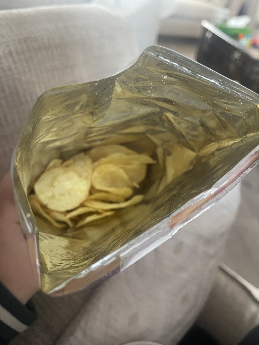 ShereeBennett's tweet photo. @walkers_crisps #Sustainability come on guys.. you could half the size of these bags! No need!! https://t.co/RV1nmbaYxR