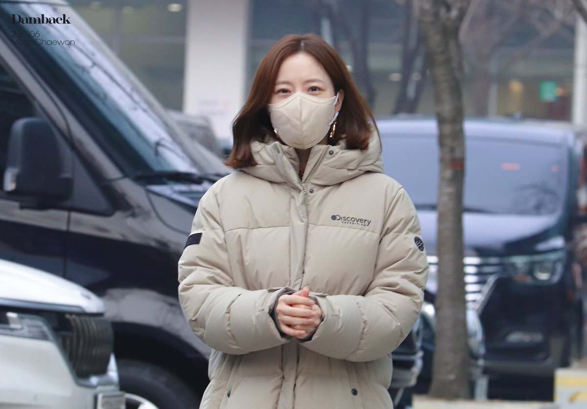 bbbbbbbbbmmm13's tweet photo. 230106
'법쩐' 제작발표회 퇴근길

팬들한테 자기 보러 온 거냐고 물어보는 토깽..
그렇다고 하니까 웃으면서 멀리서 다가와줌ㅜ
#문채원 #moonchaewon

🚫로고 크롭 &amp; 2차 가공 금지 https://t.co/QPnGPtUZs9