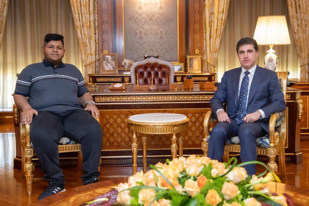 shahokurdy's tweet photo. الشاب (علي عادل) يلتقي برئيس إقليم كردستان ويقول : ( الشعب الكردي محظوظ بهِ ) 

هل يفرح المسؤول بهكذا نوع من المدح والثناء؟ 
وهل هو هذا الدور الحقيقي لهذا المنصب المهم؟! https://t.co/GQBhyK17Ae