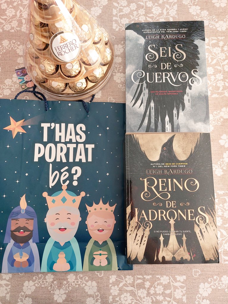 Segunda tanda de Regalos de Reyes recibida 🥰🥰💗💗 #happyhappy #lectura #seisdecuervos #reinodeladrones #leighbardugo #bombones #libros