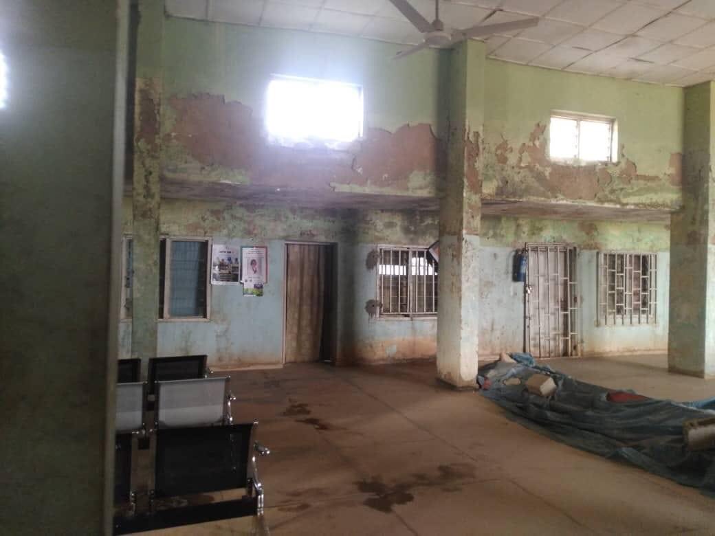Wuba19's tweet photo. This is the General Hospital Gwantu, in Sanga Local Govt area of Kaduna state. The serving Deputy Governor &amp; Present running  mate of Uba Sani is from Gwantu. She has Zero interest in the welfare of the indigenes. #VotePDP #AshiruAyuba #AtikuOkowa2023 https://t.co/BBkDOOtQix