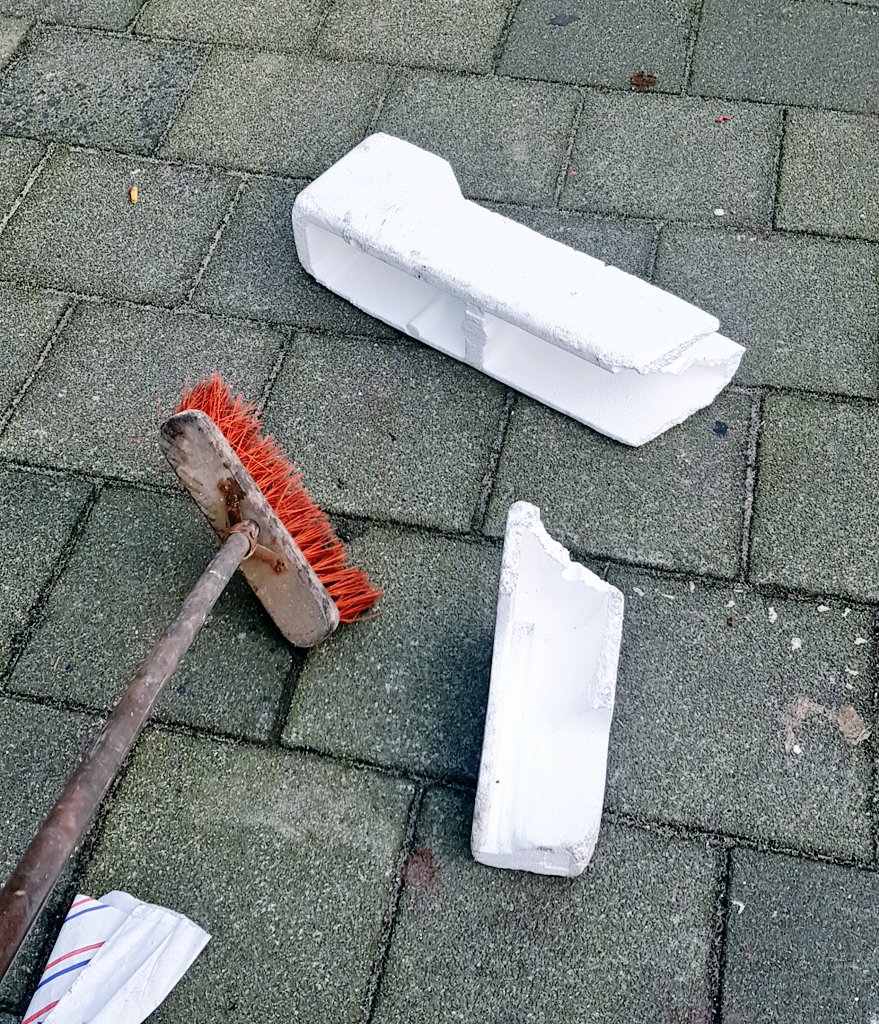 Haat aan het piepschuim. Vooral de versie waarin het in miljoenen stukjes verspreidt 😡
Wanneer wordt dit spul verboden verklaard #zwerfvuil