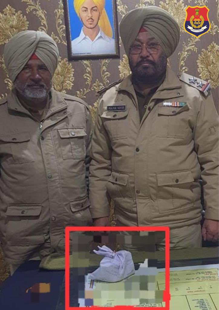 PP_Gurdaspur's tweet photo. In an ongoing #Capaign against drugs, #Gurdaspur Police nabbed an accused and recovered 1040 intoxicated tablets from his possession in the area of PS Dinanagar.
#ActionAgainstDrugs
#SayNoToDrugs
#ZeroTolerancePolicy https://t.co/AIEkrkZtHh