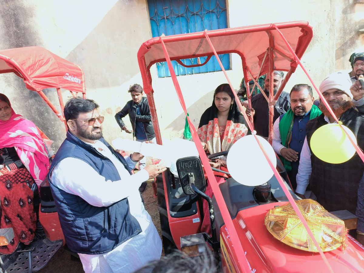 hafizulhasan001's tweet photo. मधुपुर विधानसभा क्षेत्र के चयनित महिला स्वयं सहायता समूहों/ कृषक समूहों के बीच कृषि यांत्रिकीकरण प्रोत्साहन योजना अंतर्गत मिनी ट्रेक्टर और रोटावेटर का वितरण स्थानीय जनप्रतिनिधियों ,विभागीय पदाधिकारियों और जनता जनार्दन की उपस्तिथि में किया। @HemantSorenJMM https://t.co/Lq87jYCKU1
