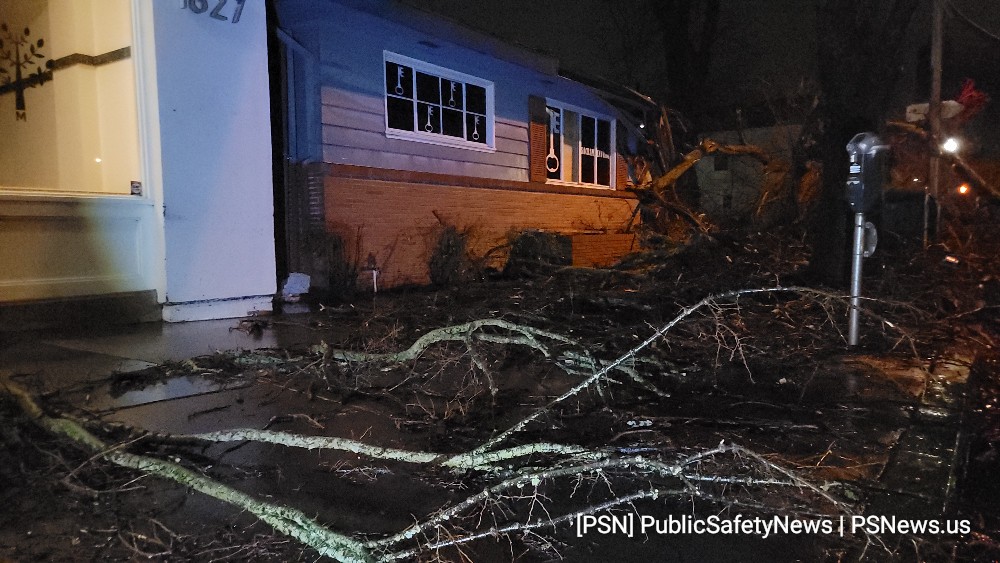 PSNews_Sac's tweet photo. #SevereWeather #DownedTree #EscapeRoom #Downtown
I St and 19th St
A large tree has fallen and blocked the roadway at the intersection of I St and 19th St.
This is the location of a popular escape room, Escape Sacramento, which sustained moderate damage to the structure... https://t.co/fBdimS9u9j
