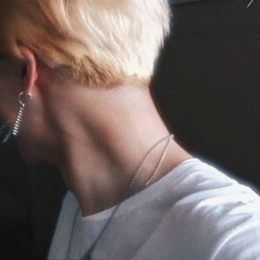 YanaColfer's tweet photo. 🤍🌾fem! #vminau, где

 — чuмuн, заплетешь мне волосы? 

небольшой кивок, после которого на колени чuмuн медленно, но довольно неожиданно опускается голова тэ. ее глаза закрываются, в волосы закрадывается летняя прохлада приоткрытого на ночь окна. https://t.co/JBW56ePcBM