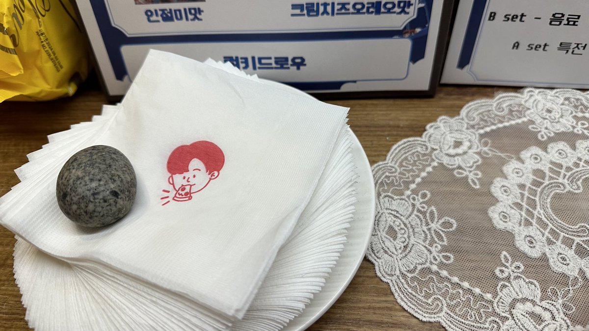 FLAMENCO_ddiddi's tweet photo. 🍕 
ყυოოყ ʜʜᴅ!

냅킨은 남은 이벤트 기간 동안 
훈굴레님 (@HOON_CIRCLE) 캔디로그
후니스토리님 (@hoonystory0111) 카페비비드
@WinnerLand_tw 카페 삡! 
에서 만나볼 수 있어요! 😘

#2023HHD #이승훈 https://t.co/5cdEv2fIk7