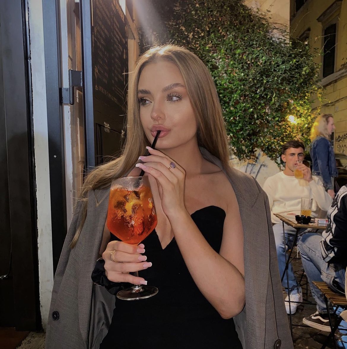 renoirgg's tweet photo. おすすめのお酒【アペロール】
・柑橘系
・飲みやすい
・食事に合う
・🇬🇧で1番人気
・美女が大体飲んでる
映画とかで美女がパーティーで飲んでるなんか丸いグラスに入ったオレンジの酒、これです。飲みやすいしめちゃ美味しい。日本でも飲めるみたい。バーとかパブで困ってた昔の自分に教えたい https://t.co/Bky0GHtadW