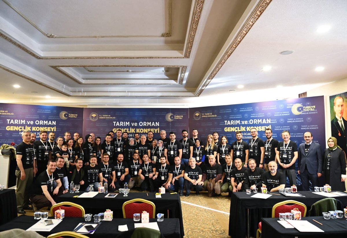 Tarım ve Orman Gençlik Konseyi ‘nin ilk toplantısı bugünkü program ile sona erdi. Sayın Bakanımız <a href="/VahitKirisci/">Prof.Dr.Vahit Kirişci</a>, gençlerin vizyon, gayret ve potansiyeline güvenini bir kez daha yineledi. Biz büyük bir aileyiz, #TürkiyeYüzyılı’nda gençlerimizle birlikte yol yürümeyi sürdüreceğiz