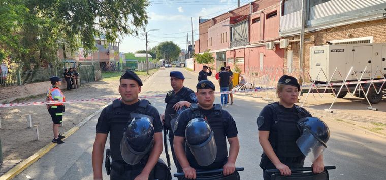 Cadena3Com's tweet photo. [URGENTE]
Mataron a un menor en una riña en Jesús María: suspendieron un show del festival https://t.co/utRIOyvaj7 https://t.co/gTjf2pqvhr