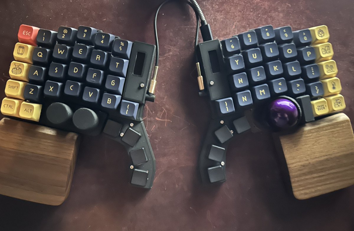 白銀ラボさんのkeyballなど、
最近流行りのトラックボール付き分離キーボード手に入りました。
mentako-yaさんのmtk64eです。
次はテンティング等もチャレンジしようと思います。