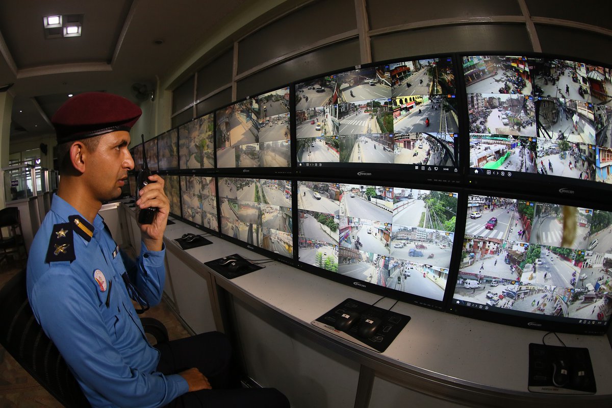 ktmvalleypolice's tweet photo. काठमाडौं उपत्यकामा सिसिटिभि क्यामेराको प्रयोग विभिन्न घटना नियन्त्रण तथा अनुसन्धान गर्न महत्वपूर्ण बन्दै गएको छ, २०६३ सालमा ११ वटा क्यामेरा मार्फत मनिटरिङ शुरु गरिएकोमा हाल  उपत्यका मातहत कार्यालयहरुमा समेत गरी  जम्मा ३२३१ वटा क्यामेराहरु संचालित छन् ।
https://t.co/AAYLJctnwW https://t.co/kjDgU39VfA