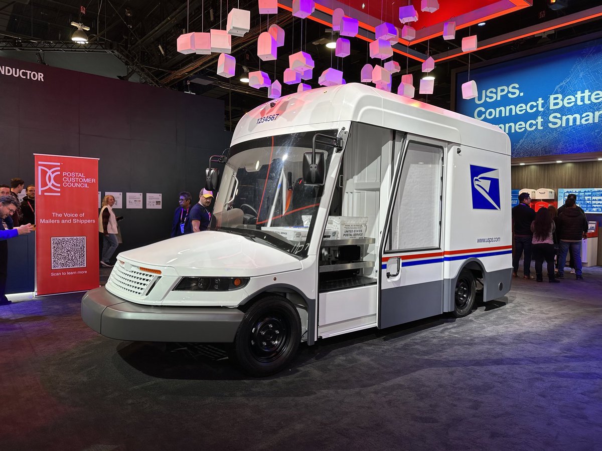 slovakevguy's tweet photo. Americká pošta 🇺🇸📩 má rozvážať balíky týmto satanským dielom s baterkami 🔋 🤣 Fiat Multipla bolo ešte nádherné auto, nie?
#elektromobil #uspost #fiatmultipla https://t.co/SMOeCWpomn