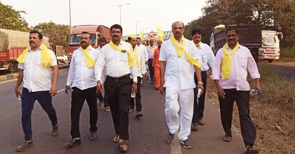 drRajaramkb's tweet photo. #ಬಿಲ್ಲವ #ಈಡಿಗ ನಾಮಧಾರಿ ಸಮುದಾಯದ ವಿವಿಧ ಬೇಡಿಕೆಗಳ ಈಡೇರಿಕೆಗೆ ಆಗ್ರಹಿಸಿ ಮಂಗಳೂರಿನಿಂದ -ಬೆಂಗಳೂರಿನ ವರೆಗೆ #ಬ್ರಹ್ಮಶ್ರೀ ನಾರಾಯಣಗುರು ಪೀಠದ ಪ್ರಣವಾನಂದ ಸ್ವಾಮಿಜಿಯವರ ನೇತೃತ್ವದಲ್ಲಿ ನಡೆಸಲಾಗುತ್ತಿರುವ ಪಾದಾಯಾತ್ರೆಯಲ್ಲಿ ಸಮುದಾಯದ ಮುಖಂಡರೊಂದಿಗೆ ಭಾಗವಹಿಸಿದೆನು.
#billava https://t.co/81rqjHR6o1