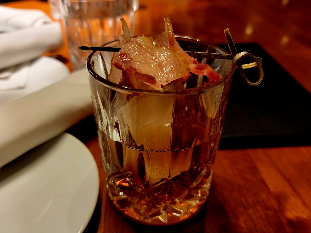 Red means stop, but <a href="/REDSRestaurants/">REDS</a> means GO when it comes to #GoodTimes! 🥃

#SundayYumday sponsored by <a href="/modernissisauga/">ModernMississauga</a> is back for 2023 at REDS on the North side of <a href="/shopSQUAREONE/">SQUARE ONE</a> 🟥🛍

Highly recommend! 😎
💻 redsrestaurants.com
☎️ 905-270-9090
📍 Square One

#MMMSY