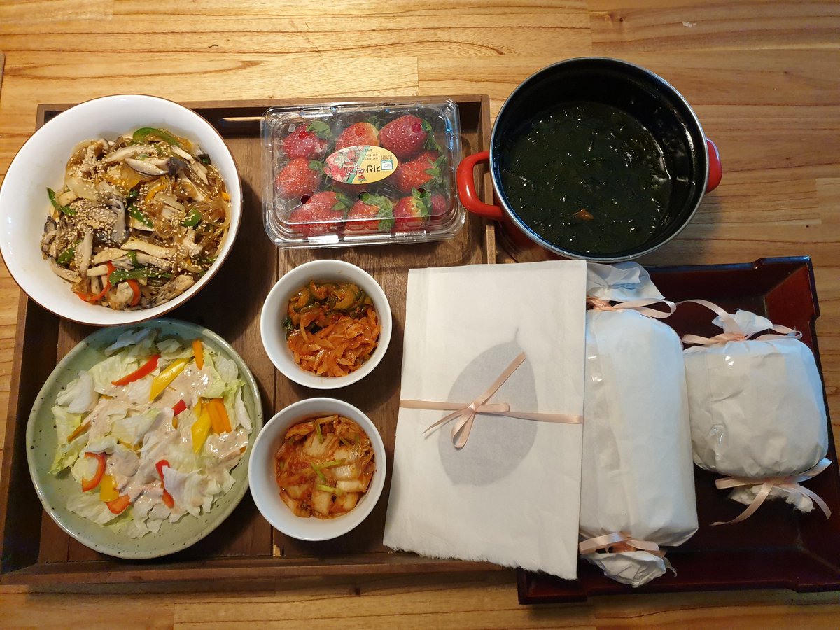 eboo0's tweet photo. 어제 아침에 윗집 할머니가 문을 두드리면서 부르길래 문열어드렸더니 미역국, 잡채, 샐러드, 롤케잌.. 편지까지 곱게써서 들고오셨다. 내 생일이란다.ㅋ 울엄마도 울집 아이도 나도 기억 못하고 있는 내 생일을 윗집 할머니가 기억해 주셨다. 윗집할머니는 할머니집 옆에 내가 살아서 고맙다하신다.ㅎ https://t.co/Q0jafRMlDf