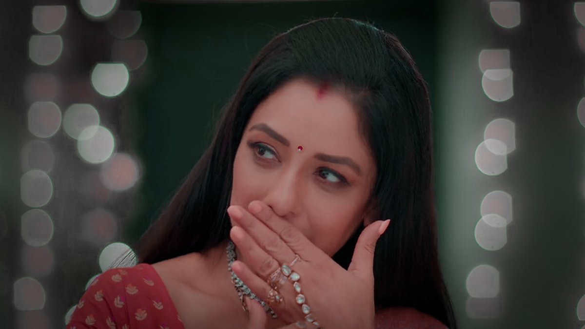 iamAksharaaa's tweet photo. idk y #Anupamaa giving that newlywed vibes..first day in her sasural,wearing a red &amp; yellow saree,matching sets of bangles in hands.

1 - hearing about her bholuram's antics from inlaws
2 - getting caught romancing
3-  umm...I wanted 2 show her bangles🤣
#MaAn #AnujKapadia https://t.co/GkXfi8q8s6