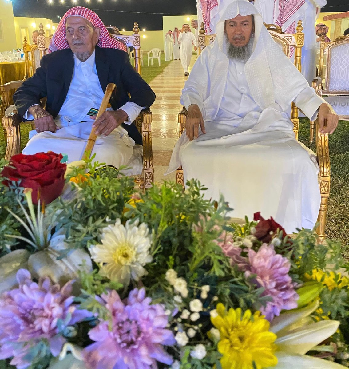 alez_center's tweet photo. أهالي حي العز بالمسارحة يحتفون بمعلمهم السابق الأستاذ أحمد حسن فقيهي مدير مجمع العز التعليمي سابقاً بمناسبة التقاعد https://t.co/kNvl4Tynvh