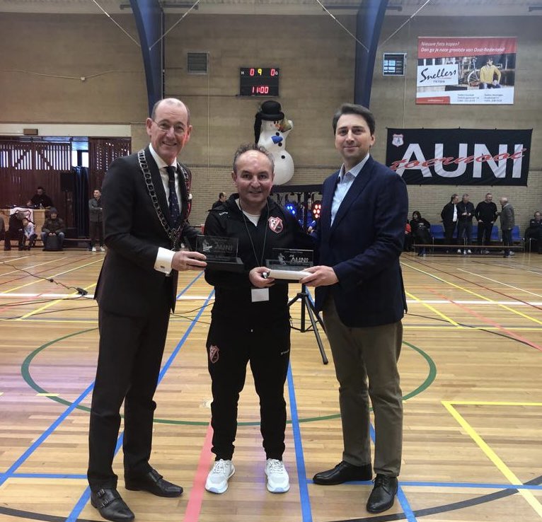 TC_DeventerBK's tweet photo. Consul-generaal Cengiz woonde in Hengelo't 37e zaalvoetbaltoernooi bij dt plaatsvond olv Avni Kandemir @AuniToernooi @sanderschelberg Wij feliciteren behalve Kandemir en velen die bijdroegen tot’t succes vn dit sportevenement dt samenleving verbindt, Posof1 met hun kampioenschap https://t.co/vhqjmp0Niq