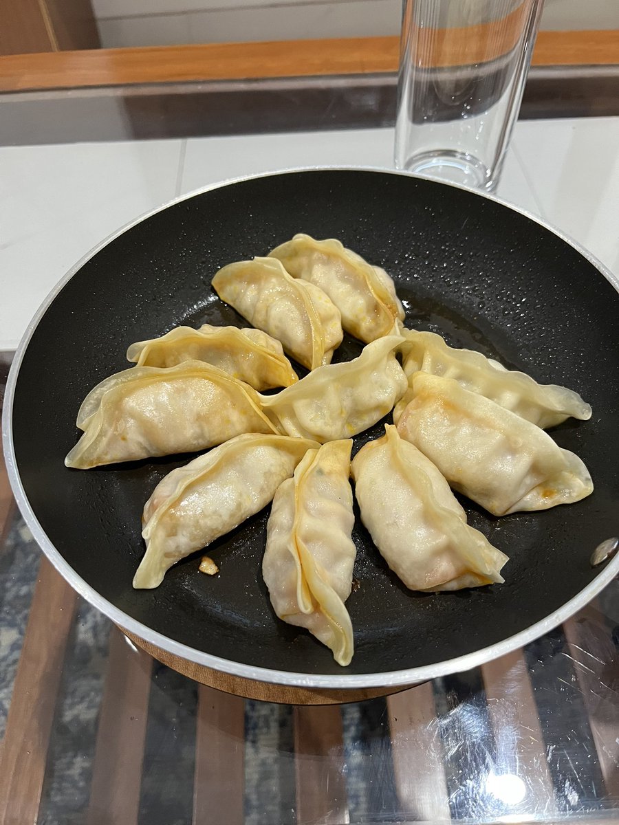 PRASUMAの冷凍モモス、CHILI PRAWN味を試しました。焼く前から赤い中身が透けてて、焼くと赤いのが染み出してくる。食べるとなるほどエビチリ味でした。表示のまんま。

悪くはないけど普通のエビ餃子食いたいかも。

あと、高い。8粒入りで325ルピー。チキンなら同じ値段で24粒入ってる。