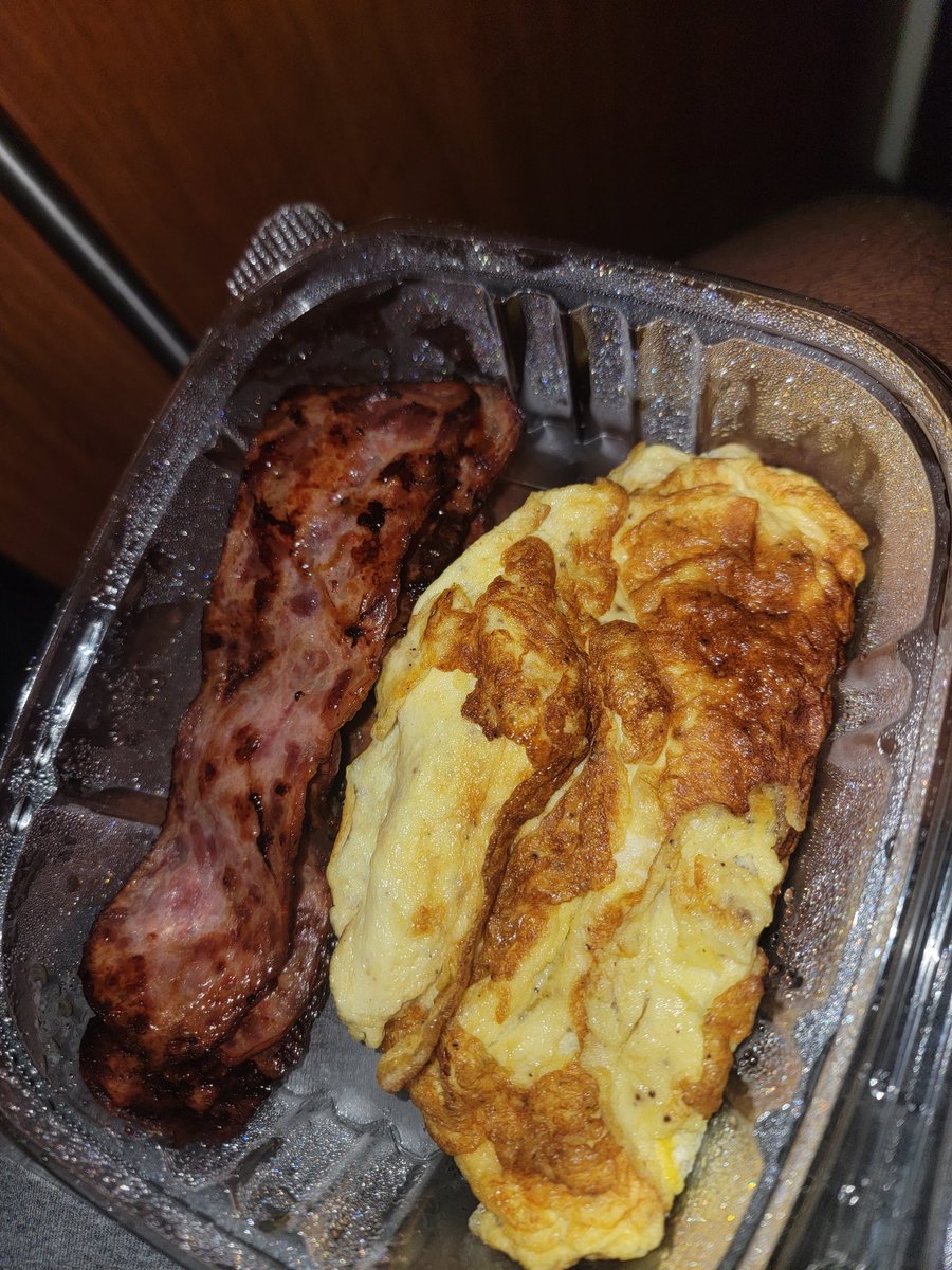 popstartimmy's tweet photo. CANNOLI FRENCH TOAST IS CRAZY 😭🔥 The Sausage Strips and Eggs brought the breakfast together perfectly too!
Y'all better tap in with CHEF MOON @RAINEFIRE_MOON 🌙📈 https://t.co/HHdSABzNq0