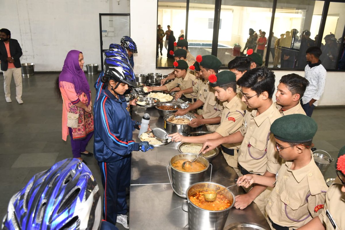 095_rishi_'s tweet photo. Today we NCC Cadet had lunch at Hanifa School....
Cycle relly cadets...
@ArvindKapoorTYG @HQ_DG_NCC @NCC_Dte_Gujarat @thehanifaschool
#AtmaNirbharBharat
#cyclerelly
भारत का सफर स्वावलंबन की ओर ✨...
" आत्मानिर्भर भारत का सफर स्वावलंबन की ओर" https://t.co/UTQDhtRYtH