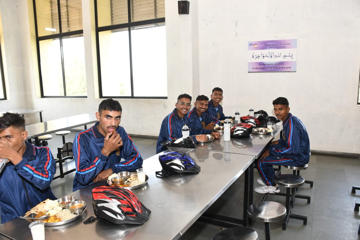 095_rishi_'s tweet photo. Today we NCC Cadet had lunch at Hanifa School....
Cycle relly cadets...
@ArvindKapoorTYG @HQ_DG_NCC @NCC_Dte_Gujarat @thehanifaschool
#AtmaNirbharBharat
#cyclerelly
भारत का सफर स्वावलंबन की ओर ✨...
" आत्मानिर्भर भारत का सफर स्वावलंबन की ओर" https://t.co/UTQDhtRYtH